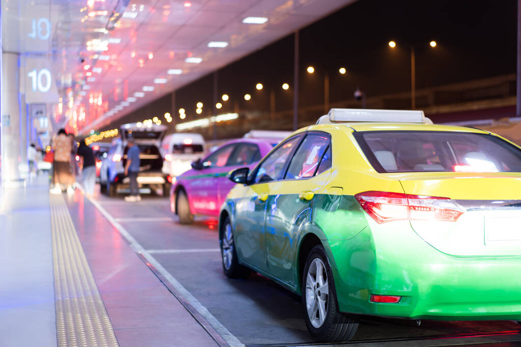 A parking area that allows vehicles to pick up and drop off passengers at the airport.