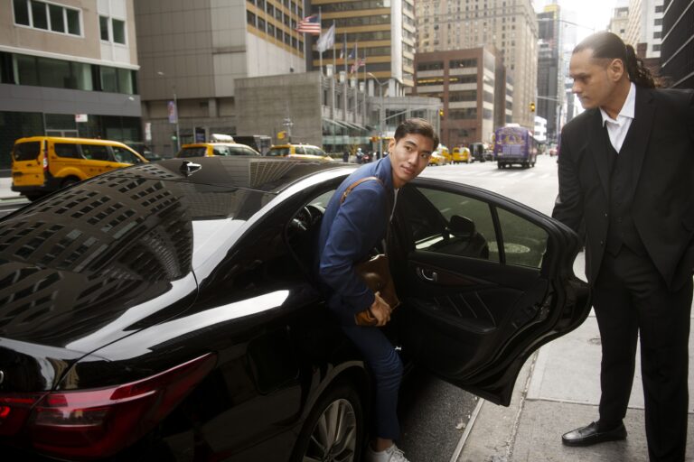 taxi-driver-getting-ready-customer